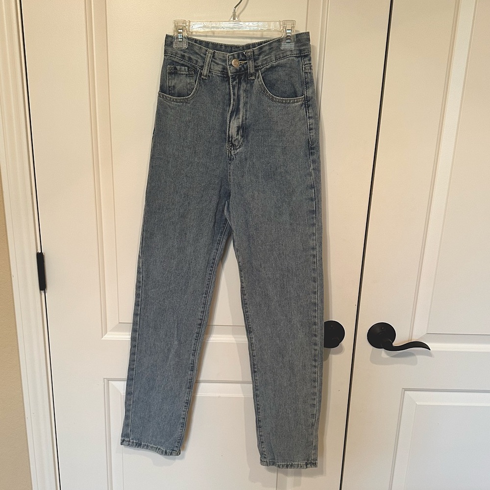 High Waist Slant Pocket Straight Jeans. Medium Wash Color. Size XXS